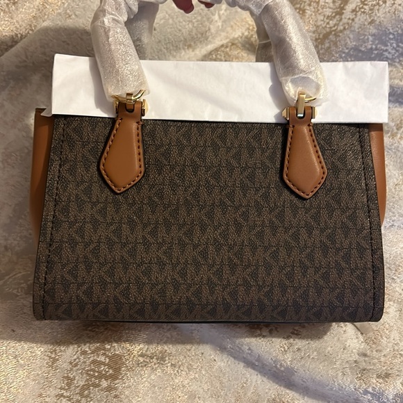 Michael kors cross body bag - Picture 8 of 11